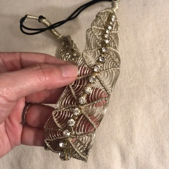 💎 Amazing jeweled headband. Amazing gold wire detail for ultimate Queen vibes. - Picture 2 of 16